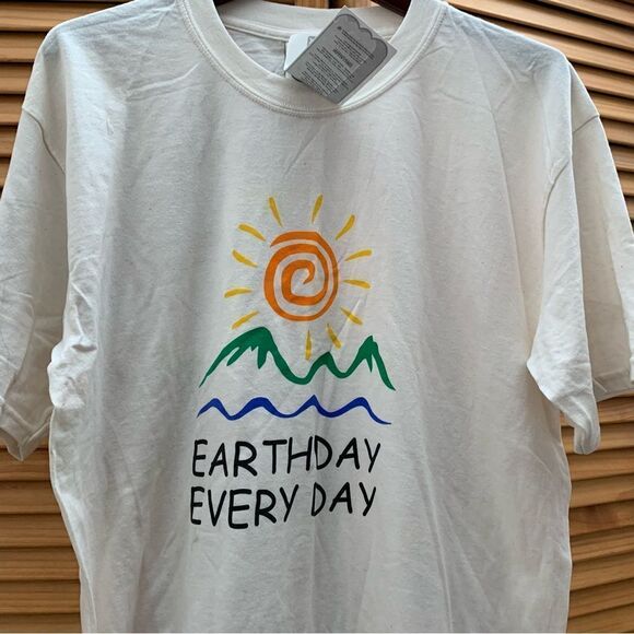 NWT Earth Day vintage T-shirt size large - Picture 2 of 6